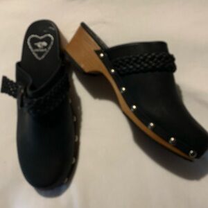 NWOT Rocket Dog black suede clogs. Size 7